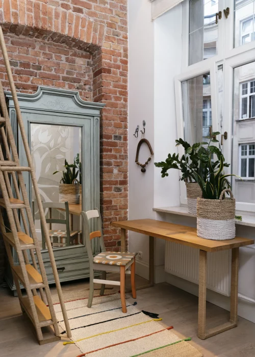 interieur de style boheme avec mur de briques